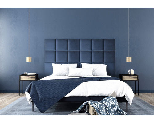 Slaapkamer met bed, gestoffeerd hoofdeinde, twee nachtkastjes en hanglampen