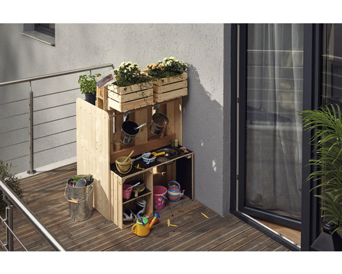 Houten kinderspeelkeuken met accessoires op een balkon