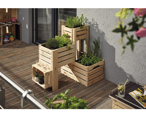 Houten kruidenrek met kruiden op een balkon.