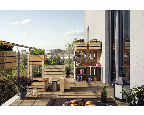 Balkon met verhoogde bedden en kruidentuin in houten kisten