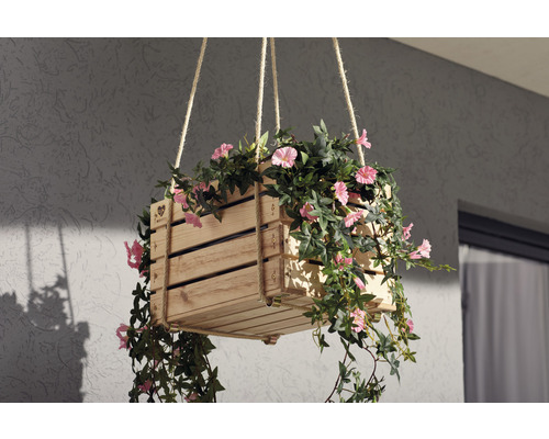 Hangende plantenbak van hout met touwophanging en roze bloemen
