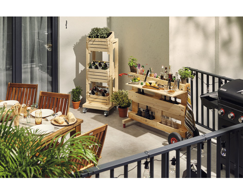 Buitenscène met houten meubels, waaronder een tafel met stoelen, een stellingwagen en een serveerwagen met barbecue
