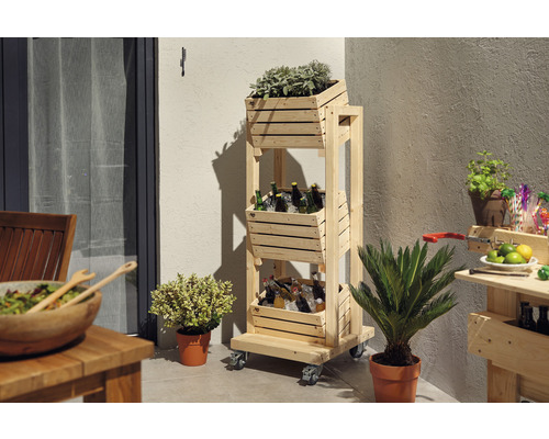 Houten barwagen met drankjes en planten voor de tuin