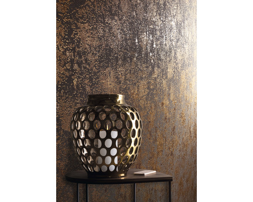 Decoratief behang met metallisch effect en gouden lantaarn op een tafel