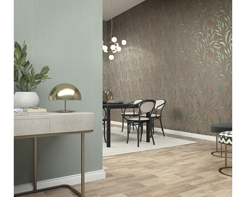 Eetkamer met eettafel, stoelen en wandbehang met bladmotief