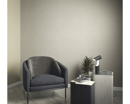 Interieuridee met fauteuil, tafel en lamp voor een effen muur