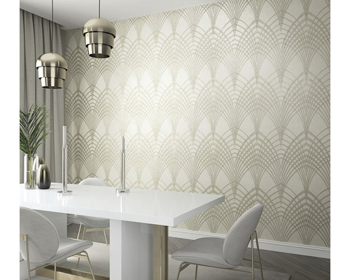 Afbeelding van een eetkamer met een geometrisch patroon behang achter een witte eettafel.