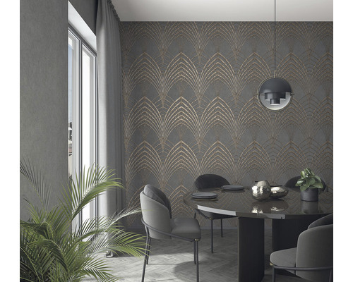 Eetkamer met grijs behang met patroon, tafel en stoelen