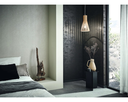 Slaapkamer met bed, nachtkastje en hanglamp