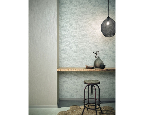 Woonkamer met patroonbehang, houten plank, kruk en decoratie