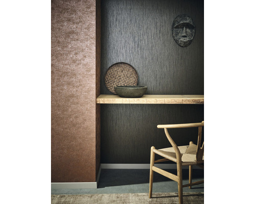 Decoratieve kamer met wandbehang, houten plank en stoel