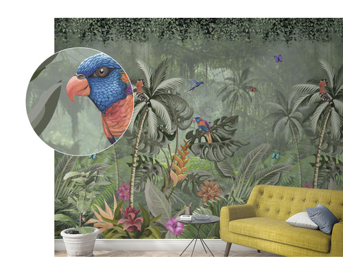 Fotobehang met jungle-thema met papegaaien, palmbomen en tropische planten in een woonkamer