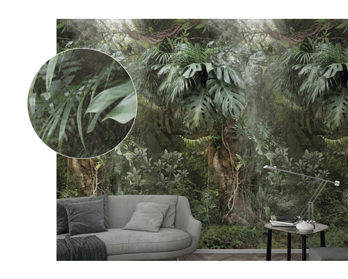 Fotobehang met jungle thema in een woonkamer met bank.