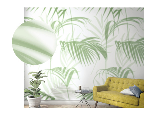 Woonkamer met palmenbladbehang, gele bank en kamerplant