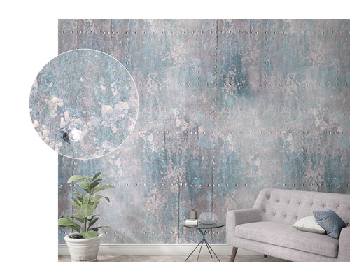 Woonkamer met grijze bank en fotobehang in industriële look