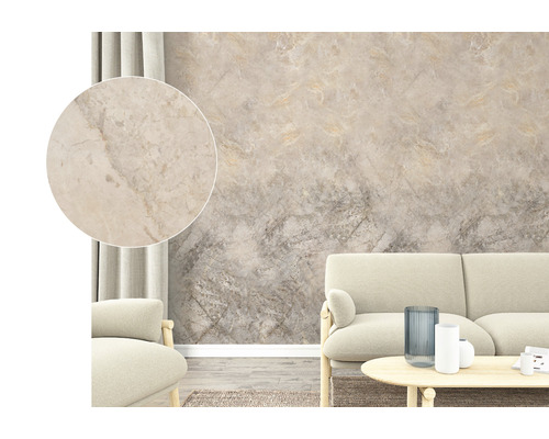 Woonkamer met behang in marmerlook, bank en gordijn