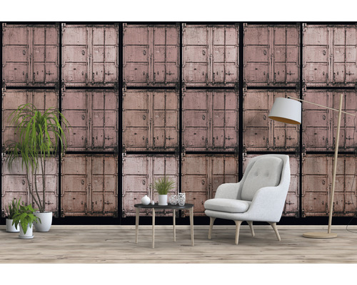 Woonkamer met fotobehang in containerdesign, fauteuil, vloerlamp en kamerplanten