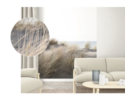 Woonkamer met zandduinbehang, bank en tafel