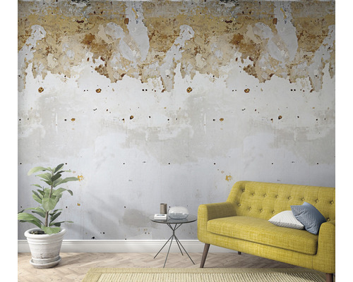 Woonkamer met gele bank, kamerplant en gerenoveerde muur