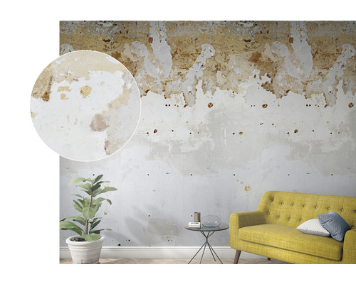 Woonkamer met beschadigde muur en vergroting van de muurstructuur