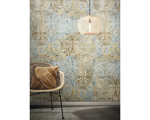 Decoratieve kamer met behang met motief, lamp en stoel