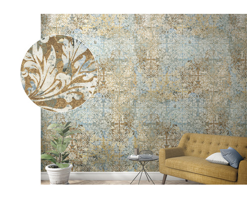 Woonkamer met gemusterd behang, bank en kamerplant