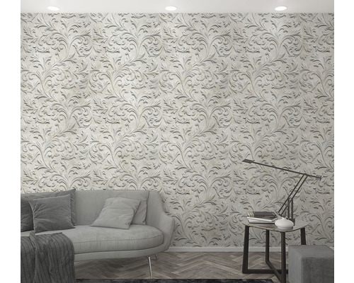 Woonkamer met bank, tafellamp en behang met bloemmotief