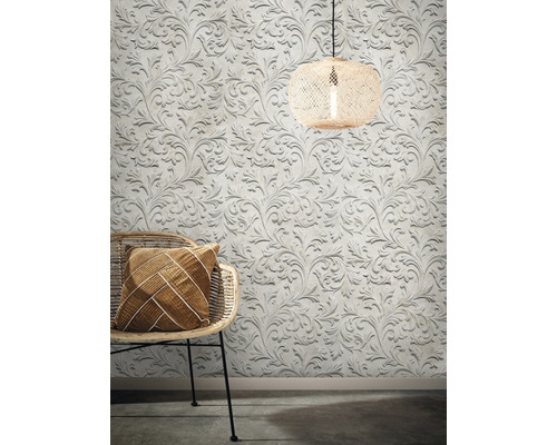 Decoratieve woonsfeer met bloemmotief behang, rotan stoel en lamp