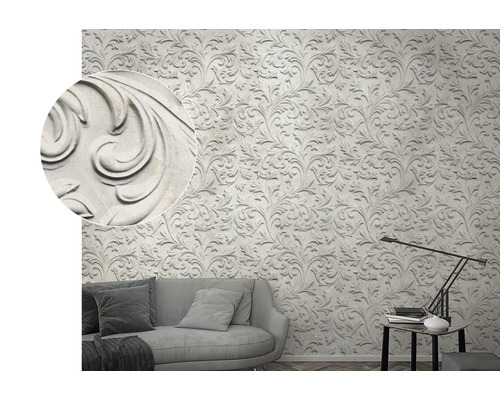 Woonkamer met patroonbehang en meubilair