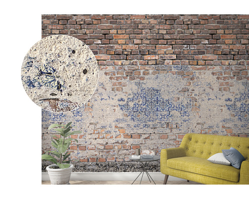 Wandafbeelding met baksteenmotief, blauwe ornamenten en stucwerk effect