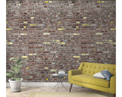 Kamer met bakstenen behang, bank, plant en bijzettafel