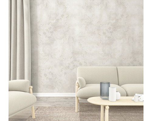 Woonkamer met beige bank, tafel en decoratieve muur