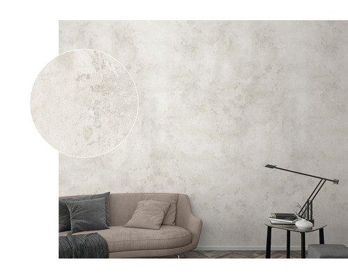 Woonkamer met decoratieve wanddecoratie en stoffen bank