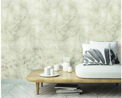 Scène met patroonbehang, bank, kussens en tafel