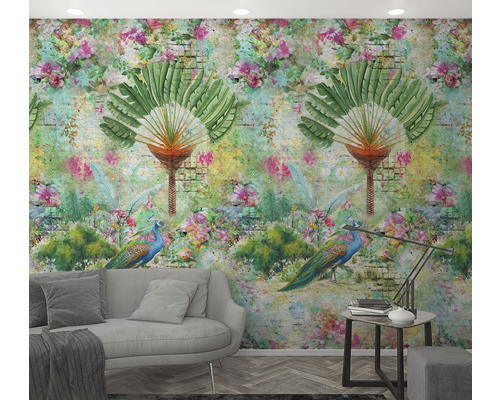 Woonkamer met behang met bloemen- en tropische plantmotieven en pauwen