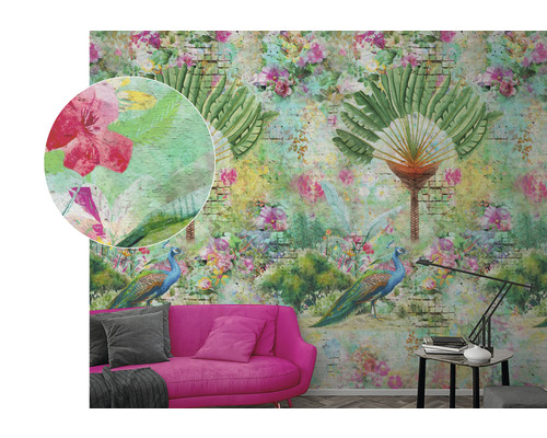Wand met behang in jungle stijl met pauwen, bloemen en palmen
