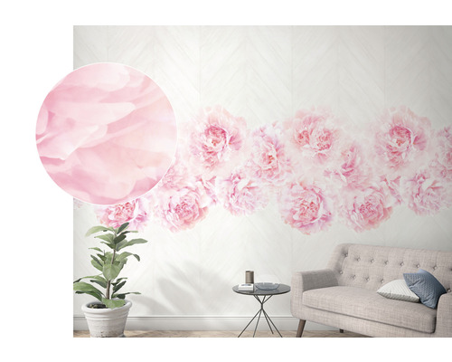 Kamerdecoratie met bloemenbehang, bank en plant