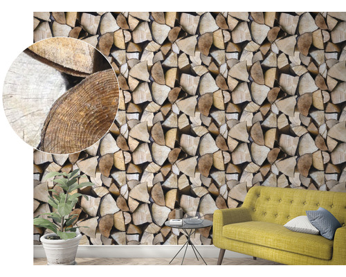 Kamer met behang in houtstapeloptiek en gele bank