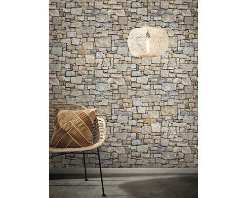 Decoratief interieur met steenbehang, rotan stoel, kussen en hanglamp