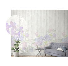 Woonkamer met fotobehang met bloemenpatroon op houten wand