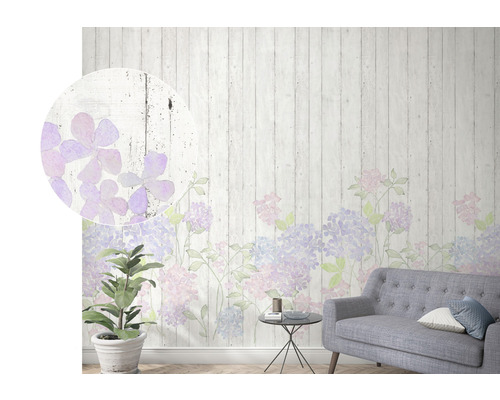 Woonkamer met fotobehang met bloemenpatroon op houten wand