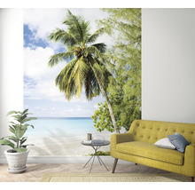 Fotobehang met strandmotief, inclusief palmboom en sofa in de woonkamer