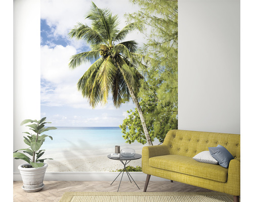 Fotobehang met strandmotief, inclusief palmboom en sofa in de woonkamer