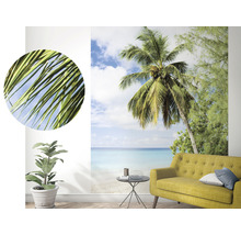 Woonkamer met fotobehang van een strand met palmbomen