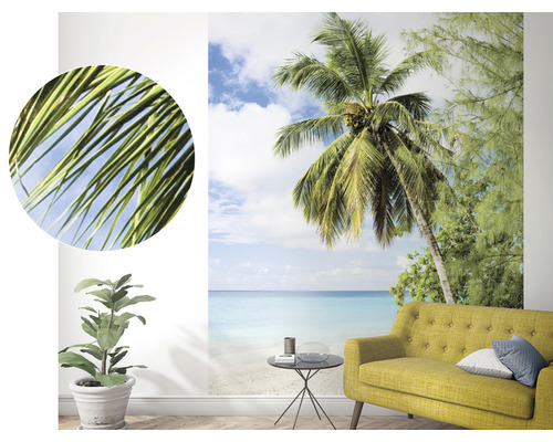 Woonkamer met fotobehang van een strand met palmbomen