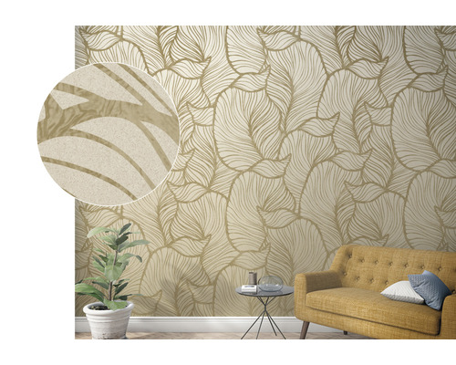 Woonkamer met beige behang met bladerenmotief en gele bank.