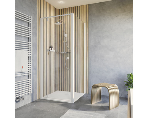 Inloopdouche met douchekop en douchethermostaat in een badkamer met radiator en kruk