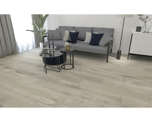 Lichte woonkamer met bank, tafel en houten vloer