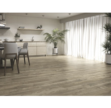 Lichte woonkamer met kitchenette, eettafel en houten vloer