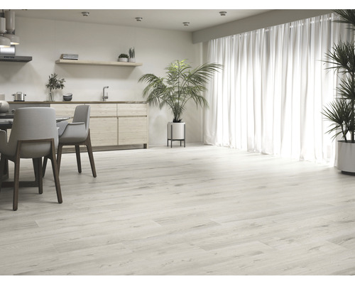 Lichte kamer met houten vloer, eettafel en kitchenette